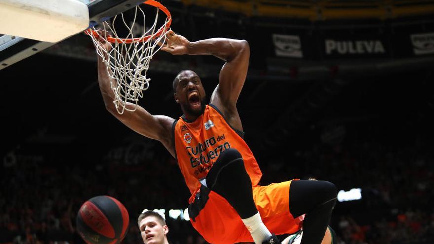 Will Thomas machaca el aro de La Fonteta.