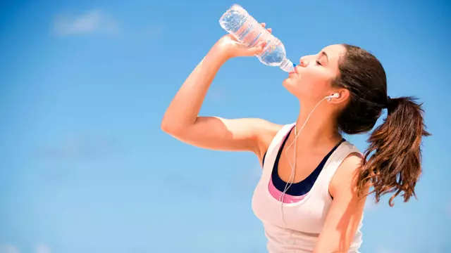 La importancia de la hidratación para combatir el calor y adelgazar este verano