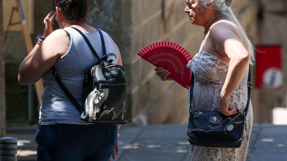 Una mujer se abanica durante la ola de calor, a 30 de junio de 2025, en Madrid.