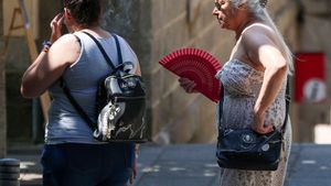 Una mujer se abanica durante la ola de calor, a 30 de junio de 2025, en Madrid 