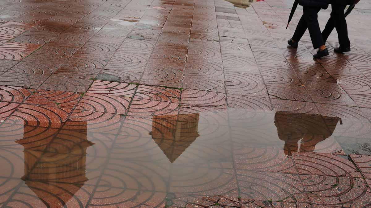 Un charco formado por la lluvia, en Barcelona