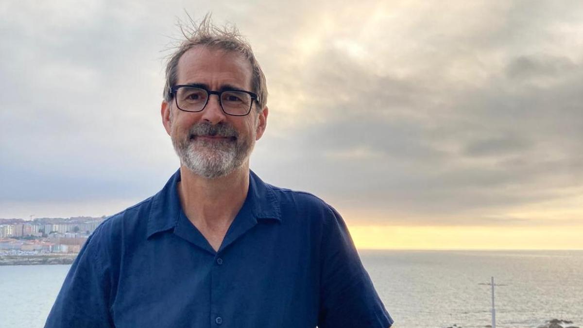 Marcos Pérez Maldonado, en el exterior de la Domus, antes de ver el eclipse solar total, este miércoles, en A Coruña.