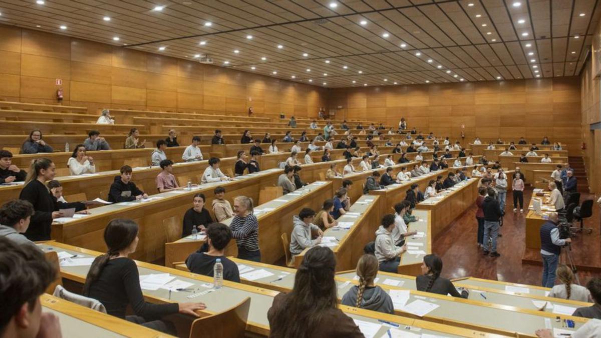 Alumnado, al inicio de la PAU, en A Coruña. | | CASTELEIRO/ROLLER AGENCIA