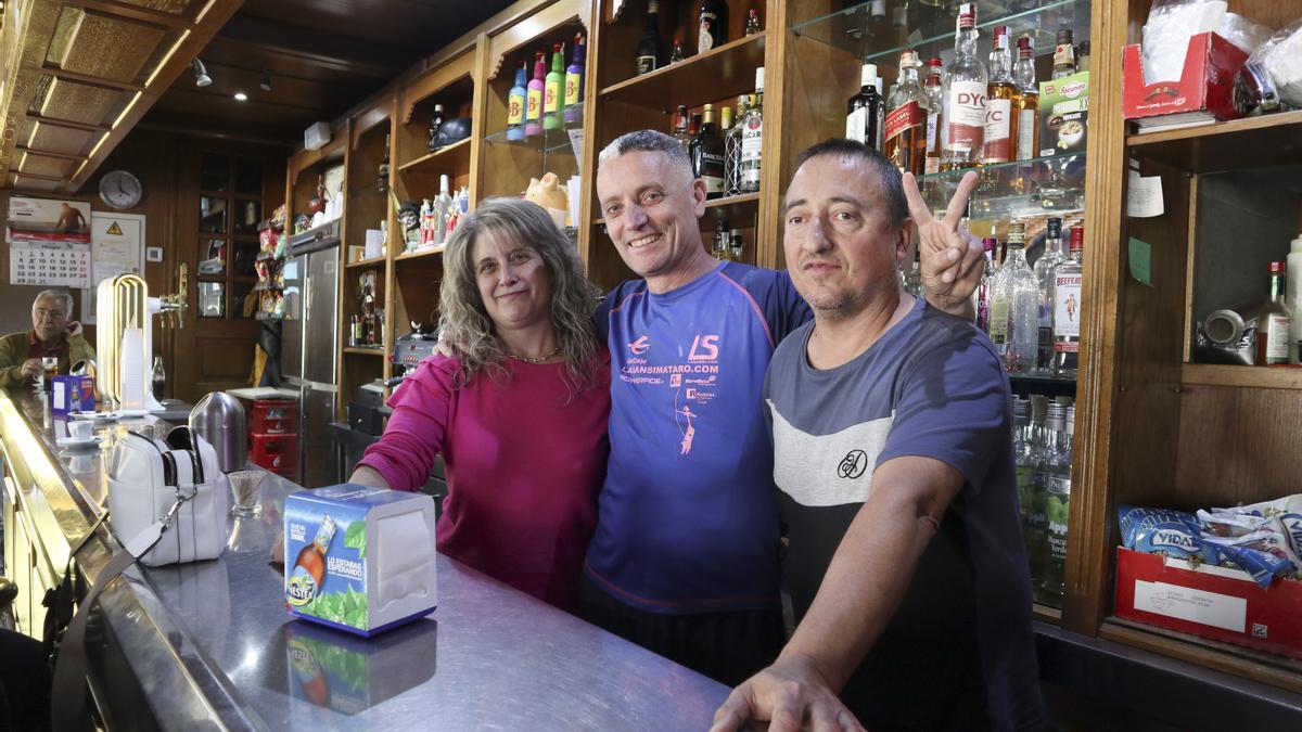 Santi, detrás de la barra donde seguirá, en el bar de su pueblo.