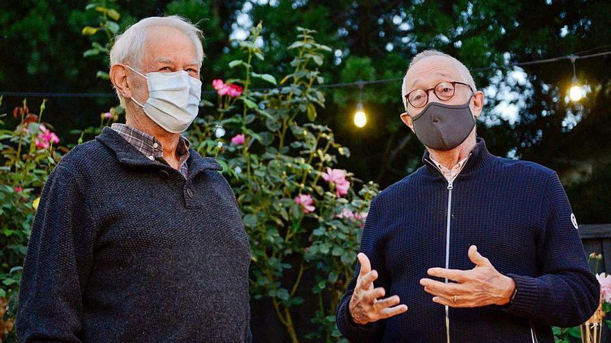 Robert Wilson (izq.) y Paul Milgrom, ayer, tras comunicarles el premio.