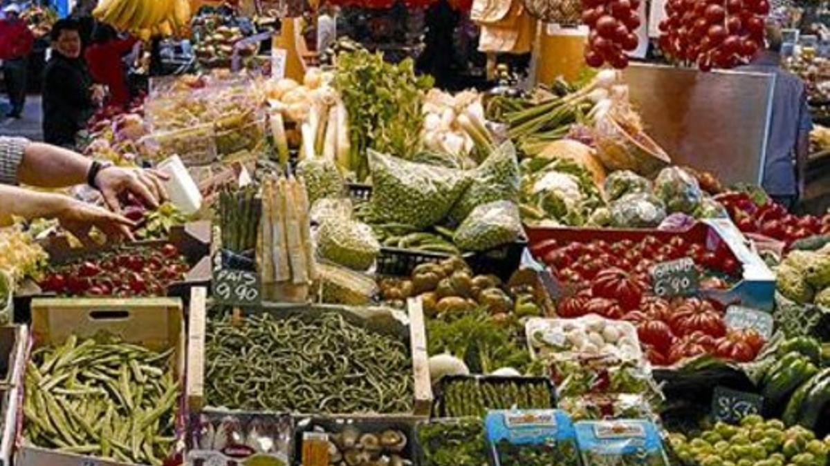 La parada de verduras Pena en el pasillo principal de La Boqueria.