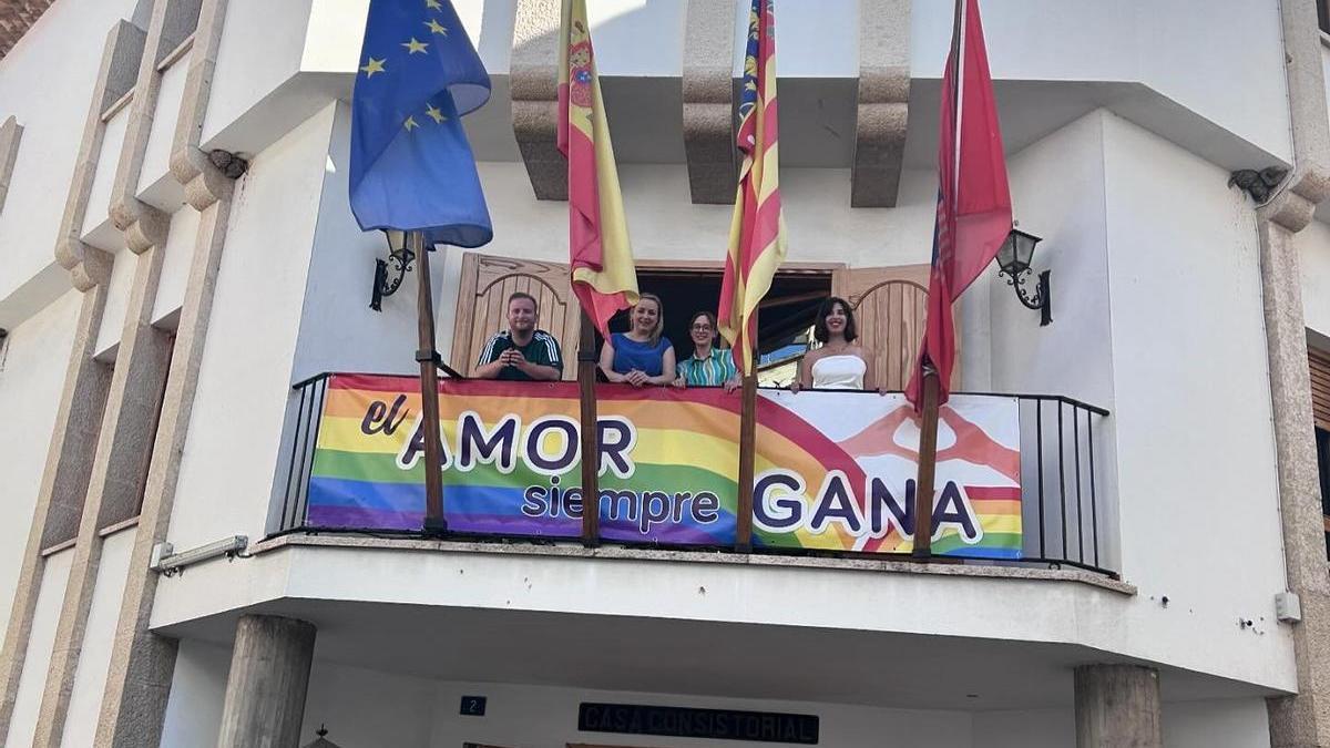 El Ayuntamiento de altura colgó la bandera arcoíris con motivo del Día Internacional del Orgullo LGTBI.