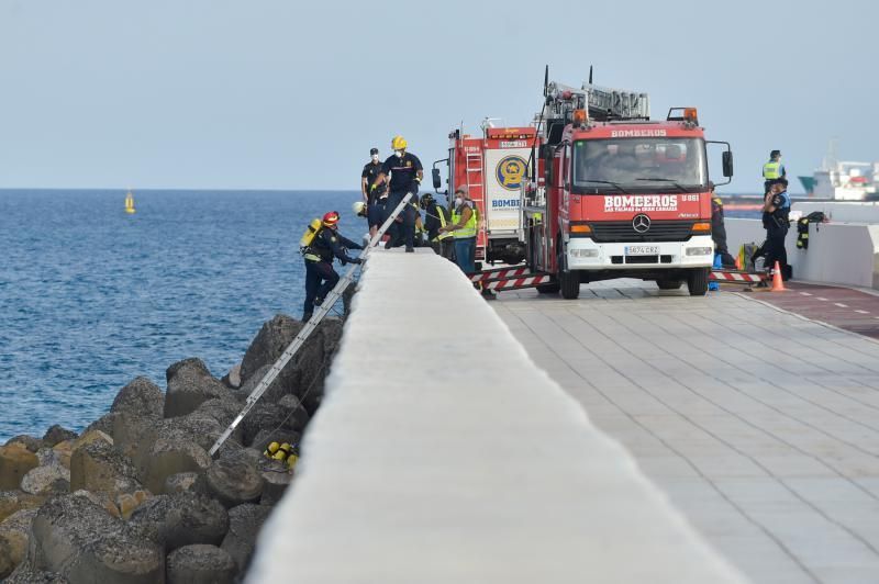 07-08-2019 LAS PALMAS DE GRAN CANARIA. Encontrado un cadáver en la escollera de la Avenida Marítima  | 07/08/2019 | Fotógrafo: Andrés Cruz