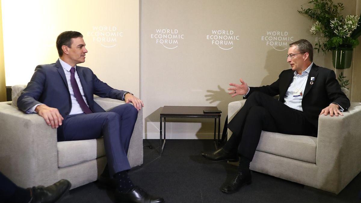 El presidente del Gobierno, Pedro Sánchez, junto al director ejecutivo de Intel Corporation, Pat Gelsinger, en Davos.