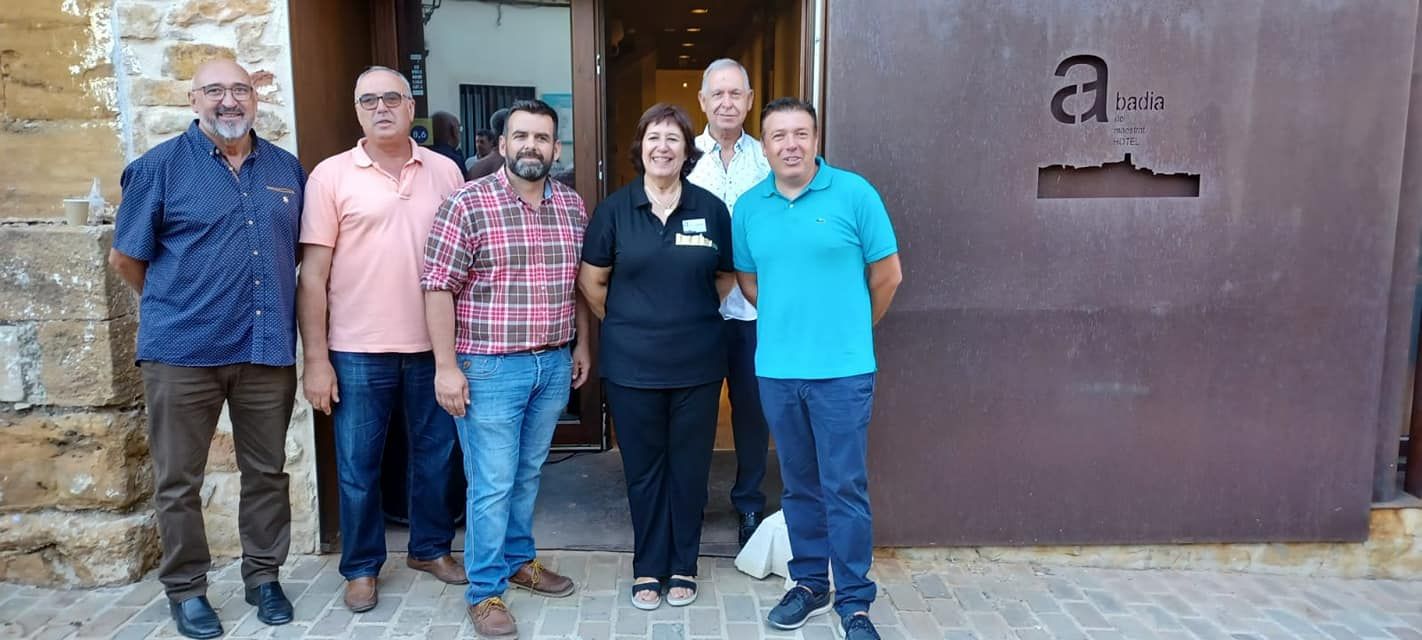 La gerente del hotel, Odette Calvo; junto al alcalde, Alfonso Arín; y el diputado provincial del PP David Vicente Segarra, entre otros, durante la inauguración del establecimiento.