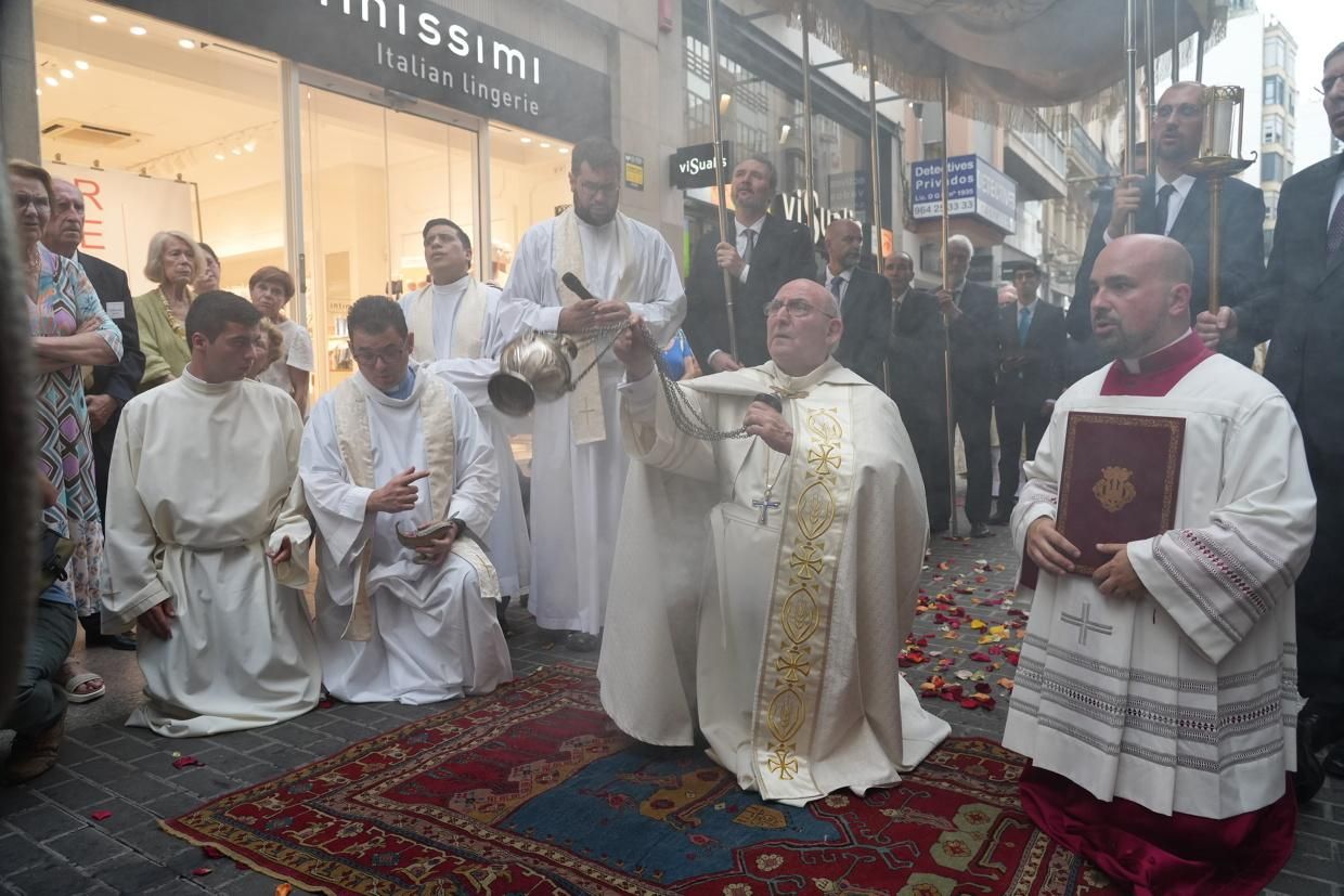 Castelló recibe con honores al Santísimo en la procesión del Corpus Christi