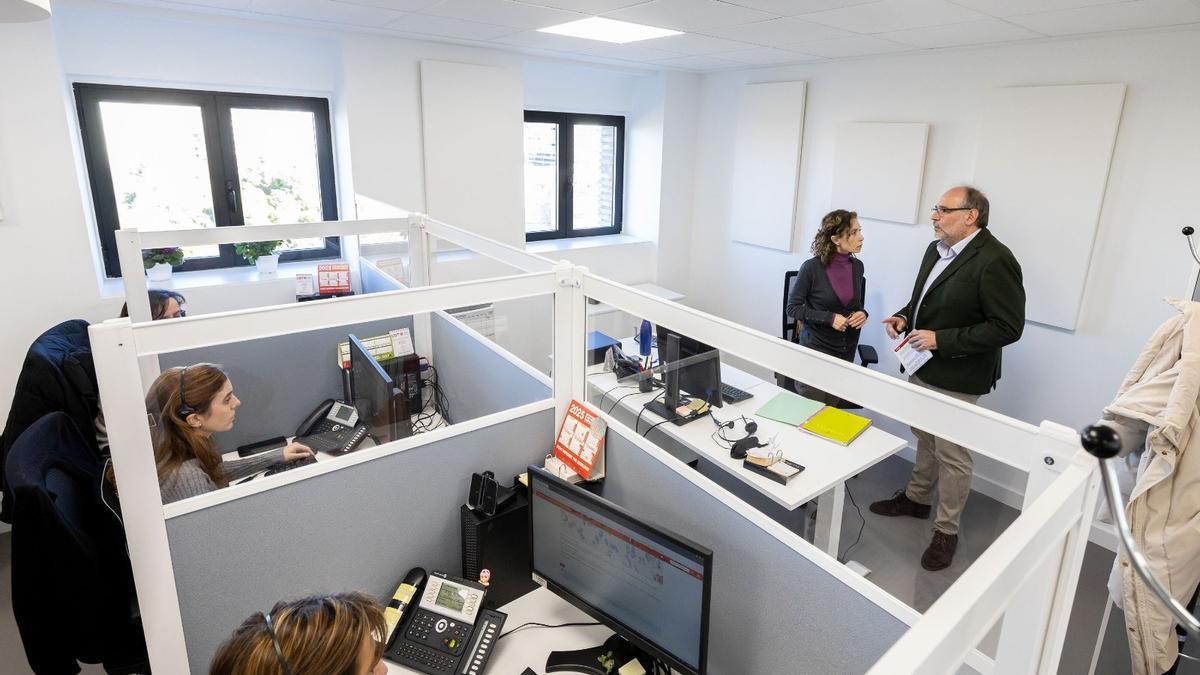 El concejal Alfonso Mendoza junto a varias trabajadoras del 010 de Zaragoza.