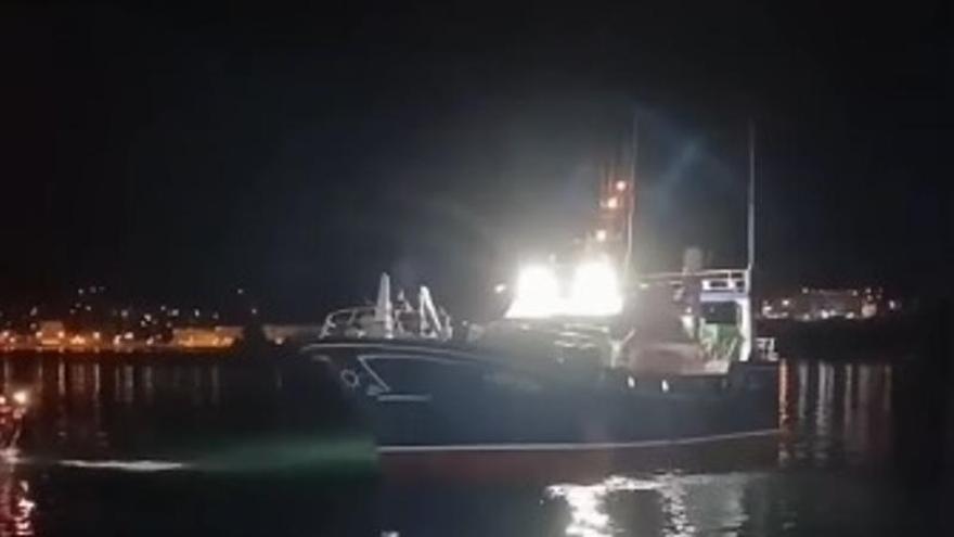 Auxilian a un pesquero que se quedó sin máquina frente a la costa de Celeiro