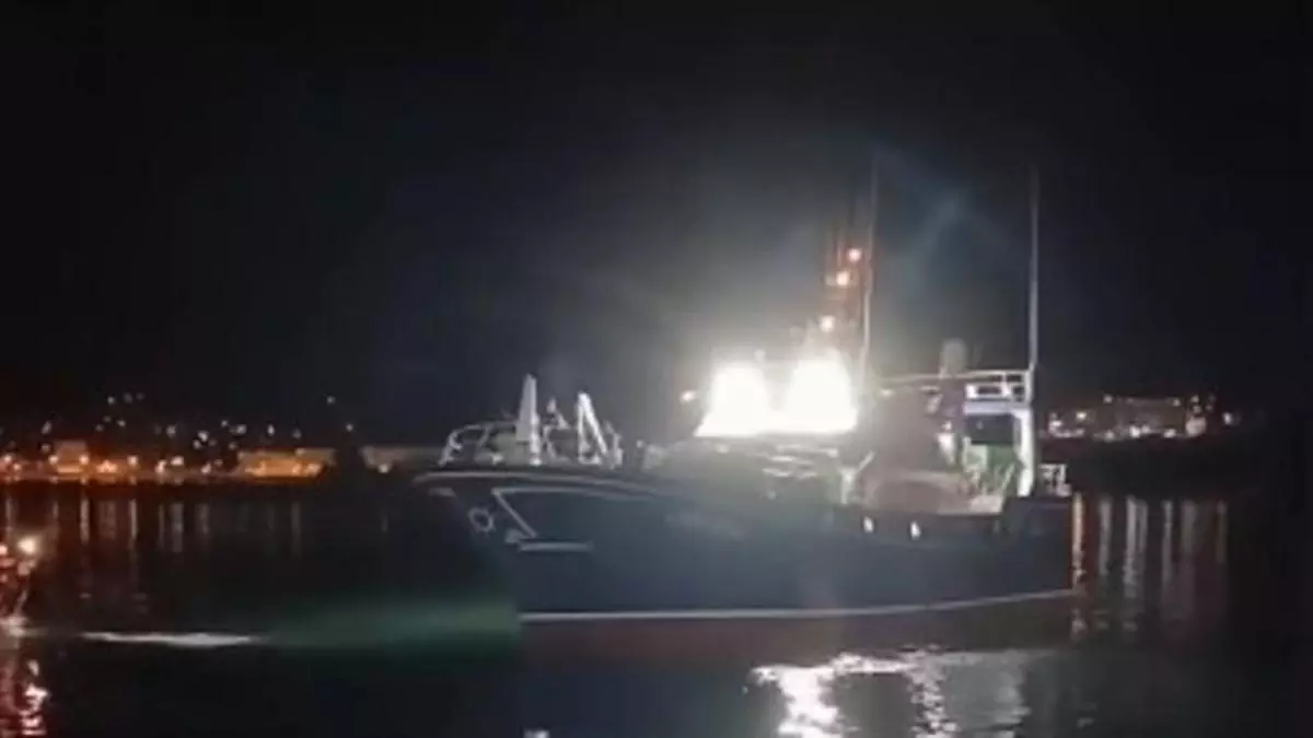 Auxilian a un pesquero que se quedó sin máquina frente a la costa de Celeiro