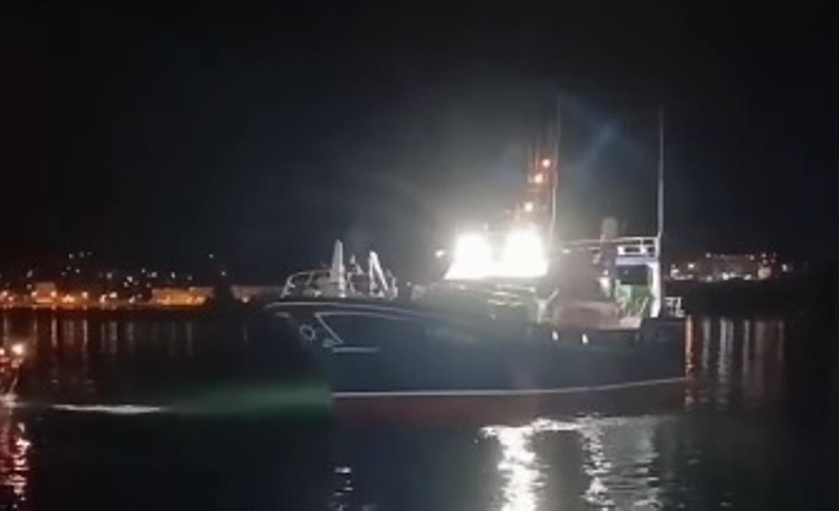 Auxilian a un pesquero que se quedó sin máquina frente a la costa de Celeiro
