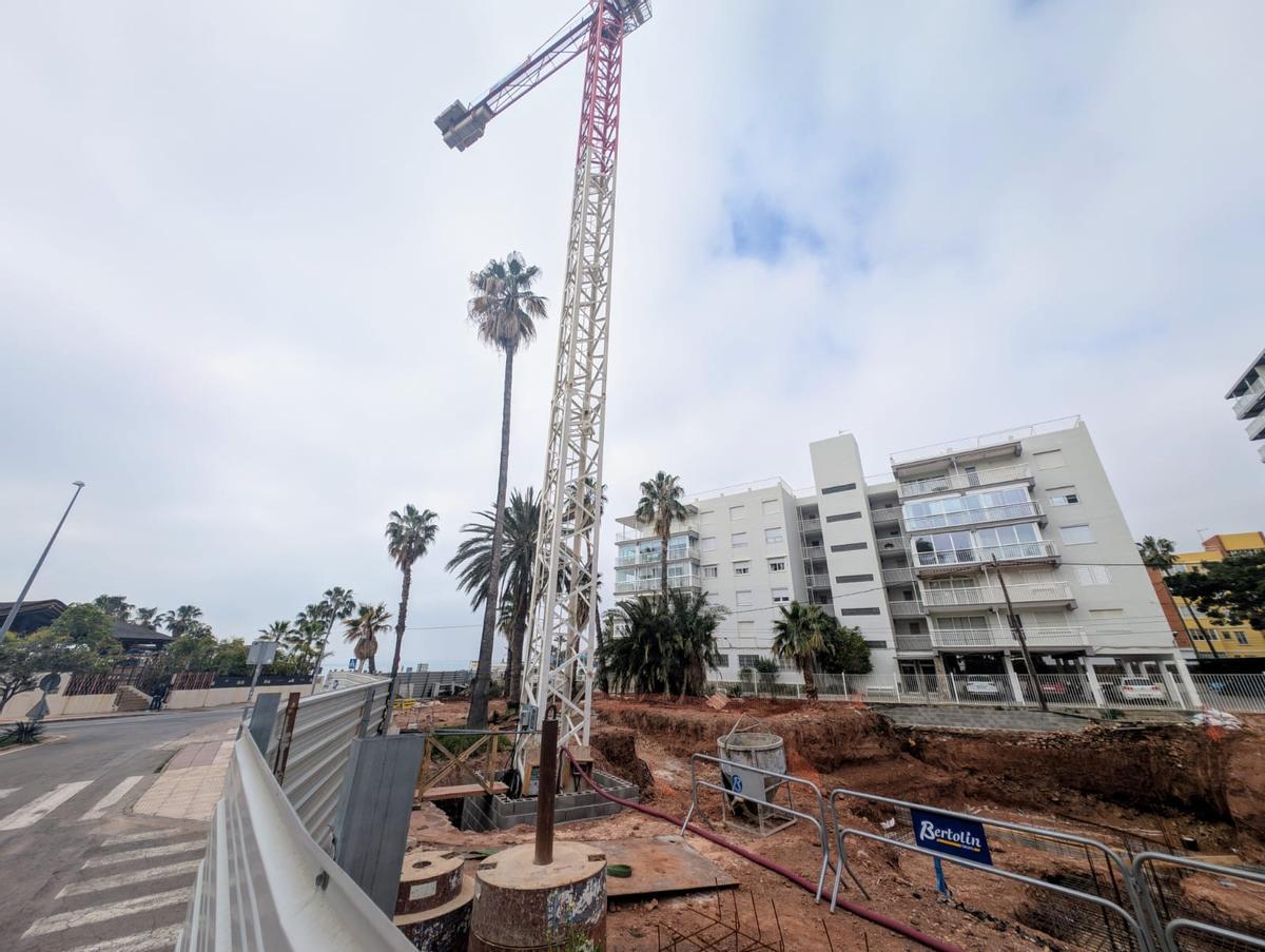 Las obras ya están a pleno rendimiento para construir el hotel-apartamento de cuatro estrellas proyectado.