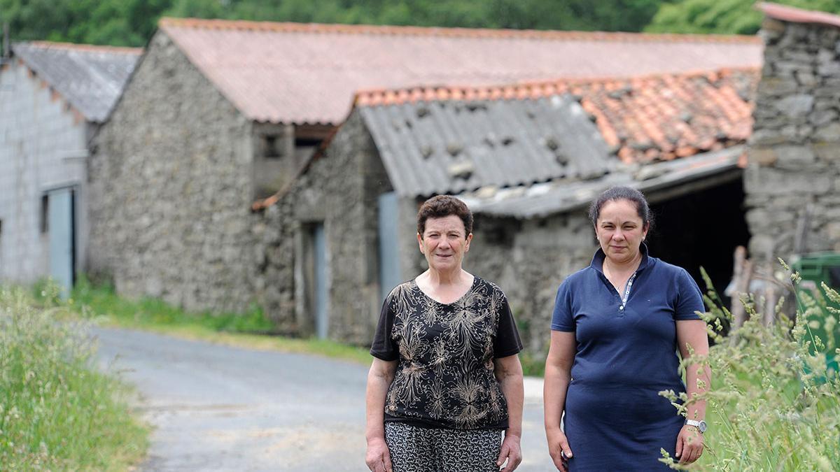 Alicia Paz y su hija Rosa Fernández, únicas habitantes de Borrigueiro