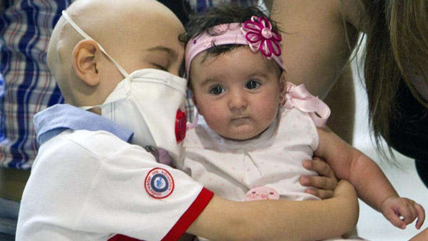 Antonio, el niño granadino de seis años que ha logrado superar una enfermedad hereditaria gracias a la transfusión de células del cordón umbilical de su hermana Estrella.