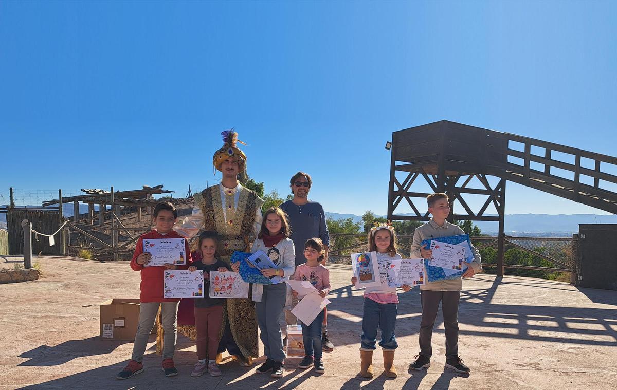 El vocal del Colegio, José María Herrera, con los ganadores del 29º Concurso de Dibujo Infantil de Navidad en Murcia y el Paje Real