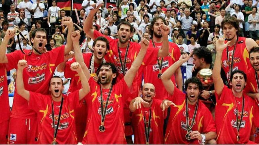 Los jugadores españoles posan con sus medallas de oro.