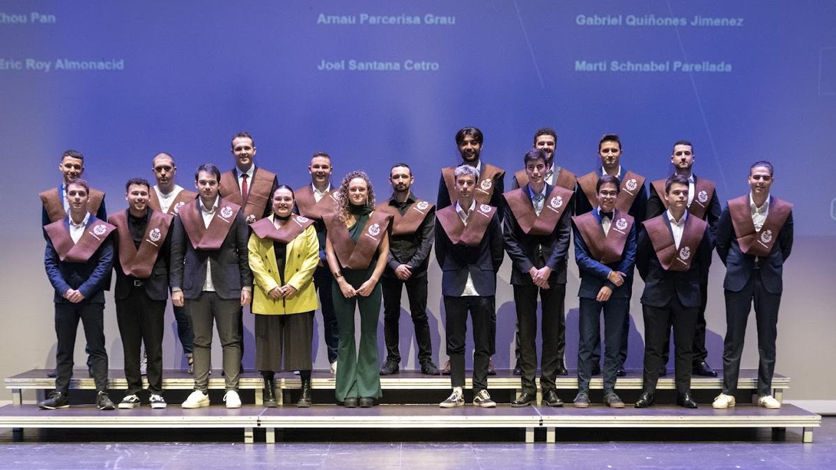 Acte de graduació, l'any passat, amb els graduats en l'Enginyeria en Sistemes TIC
