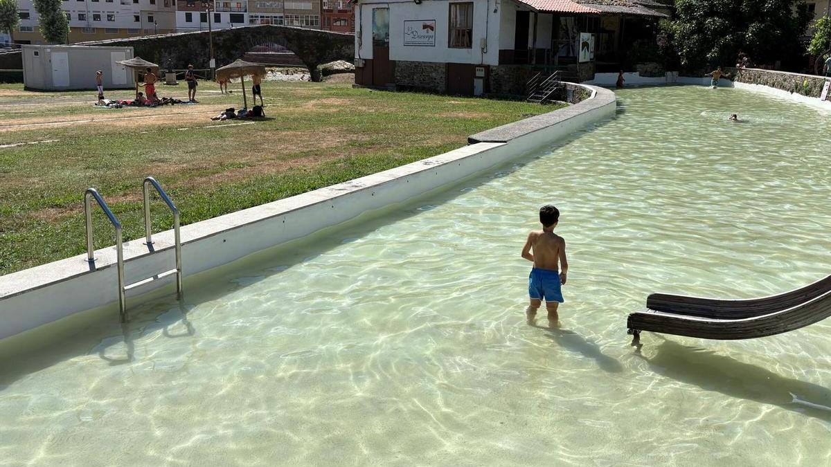 Niños jugando en la presa del Prao del Molín en su reapertura.