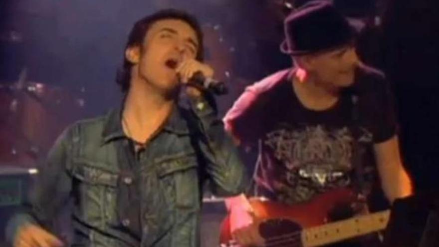 Un momento del vídeo en el que Ramoncín versiona el tema 'Come as you are' de Nirvana. / l.o