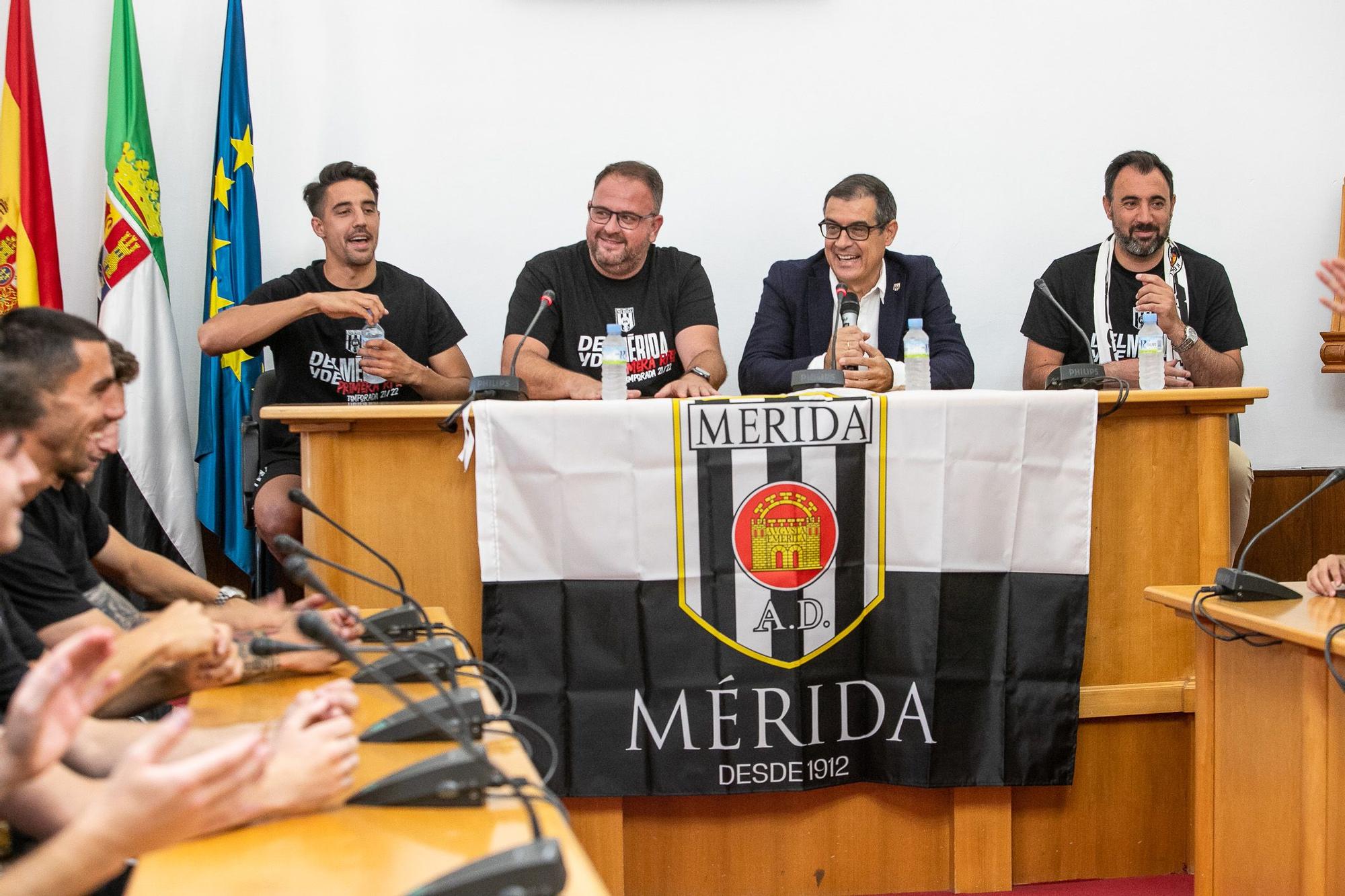 El Mérida celebra con su afición el ascenso a Primera RFEF