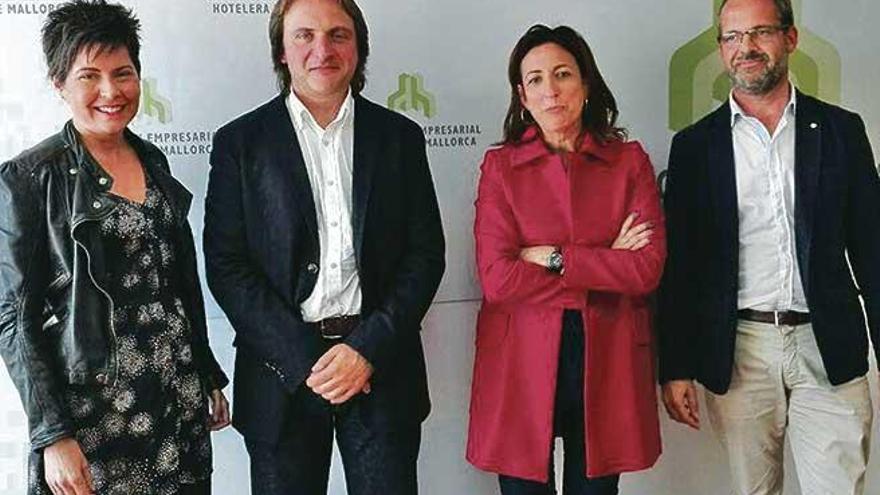 Irene Perelló y Joan Miralles, de Aptur, se reunieron ayer con Inma Benito y la Federación Hotelera.