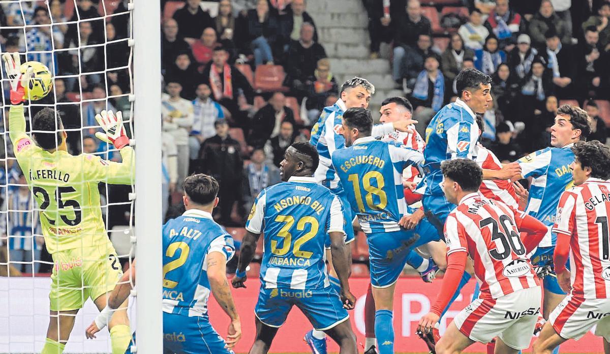 Parada de Álvaro Ferllo a Pablo Vázquez en la primera parte.