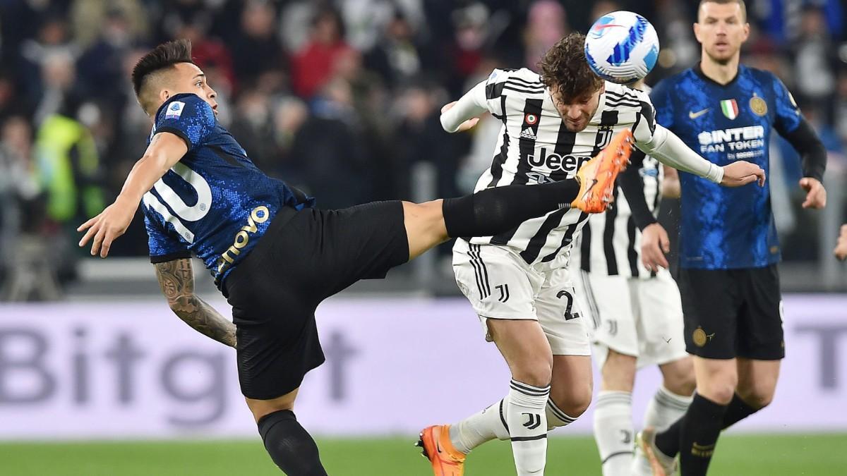 Manuel Locatelli y Lautaro Martínez disputan un balón durante un Juventus - Inter