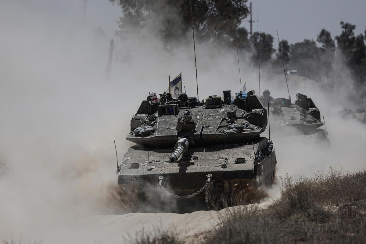 Un tanque israelí circula por la frontera sur de la Franja de Gaza.