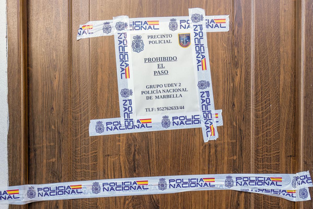 Domicilio donde ha ocurrido el asesinato de una mujer trans de 35 años en San Pedro de Alcántara, este martes.