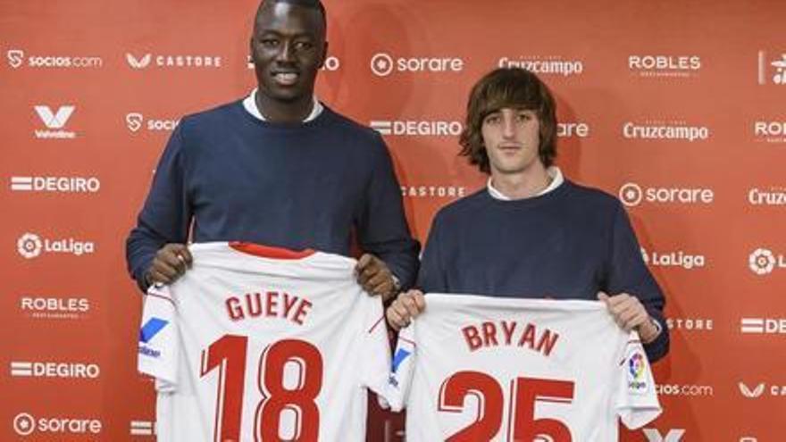 Bryan Gil y Gueye durante su presentación con el Sevilla.