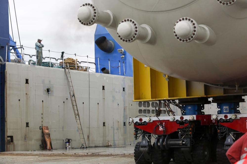 La espectacular carga de un barco corta la navegac