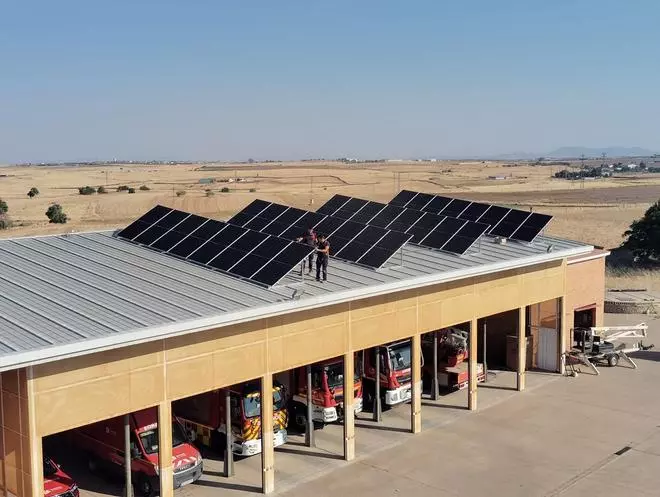 Los parques de bomberos de la Diputación instalarán paneles solares para reducir un 30% su consumo eléctrico