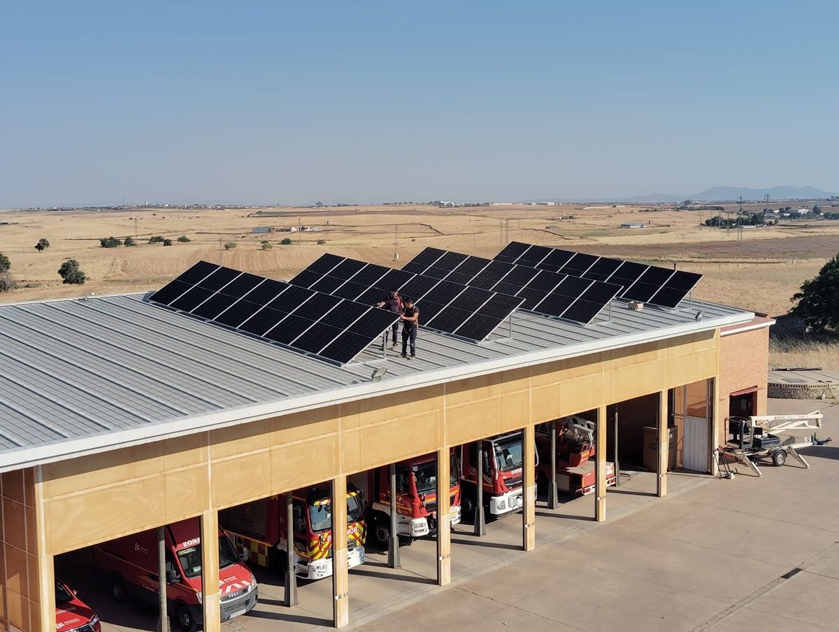Paneles solares en uno de los parques del Consorcio Provincial de Bomberos de la Diputación de Córdoba.