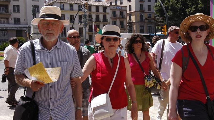 Turistas pasean por el Centro en la Feria de Málaga.