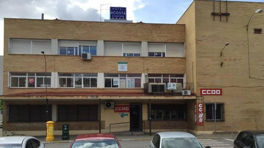 Comienza el derribo del edificio de los sindicatos en Almendralejo