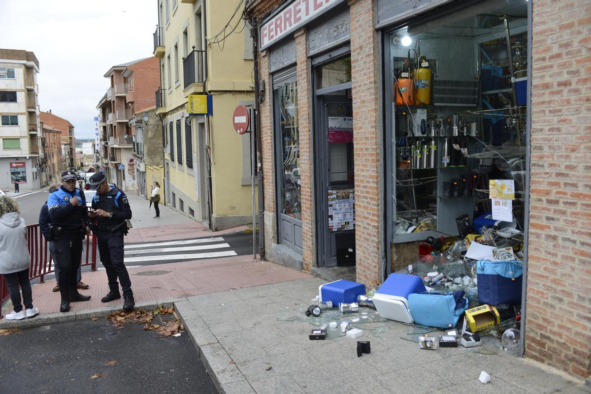 Otra imagen del siniestro, que se ha producido al deslizarse un vehículo desde el otro lado de la calle y emportrarse contra el escaparate.