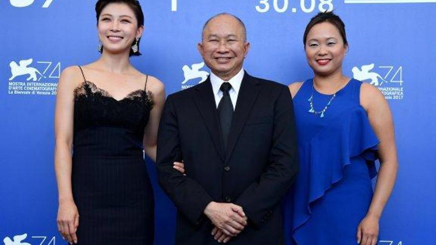 John Woo amb les actrius Ha Ji-won (esquerra) i Angeles Woo