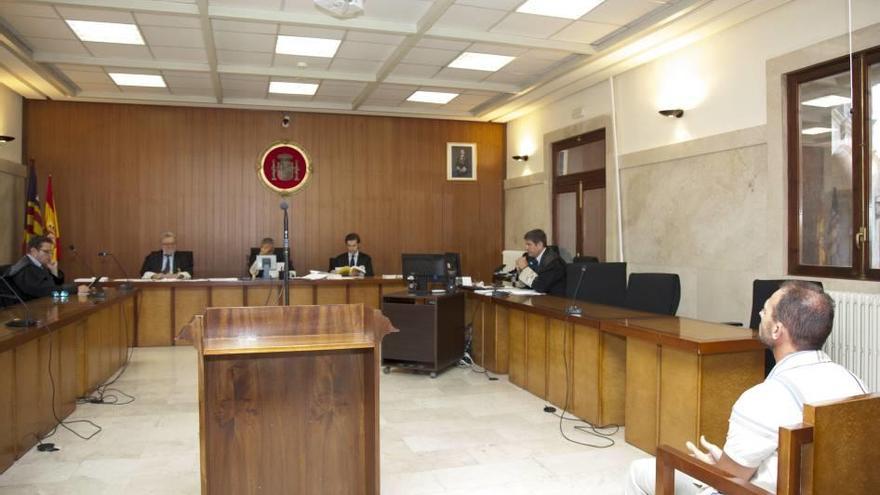 El policía local de Palma acusado de torturas, ayer durante la vista oral en la Audiencia.