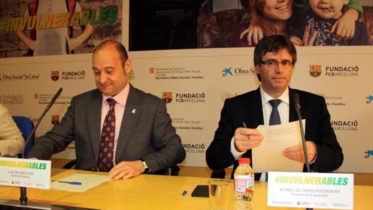 El 'president' Carles Puigdemont y el alcalde de Viladecans, Carles Ruiz, este viernes.