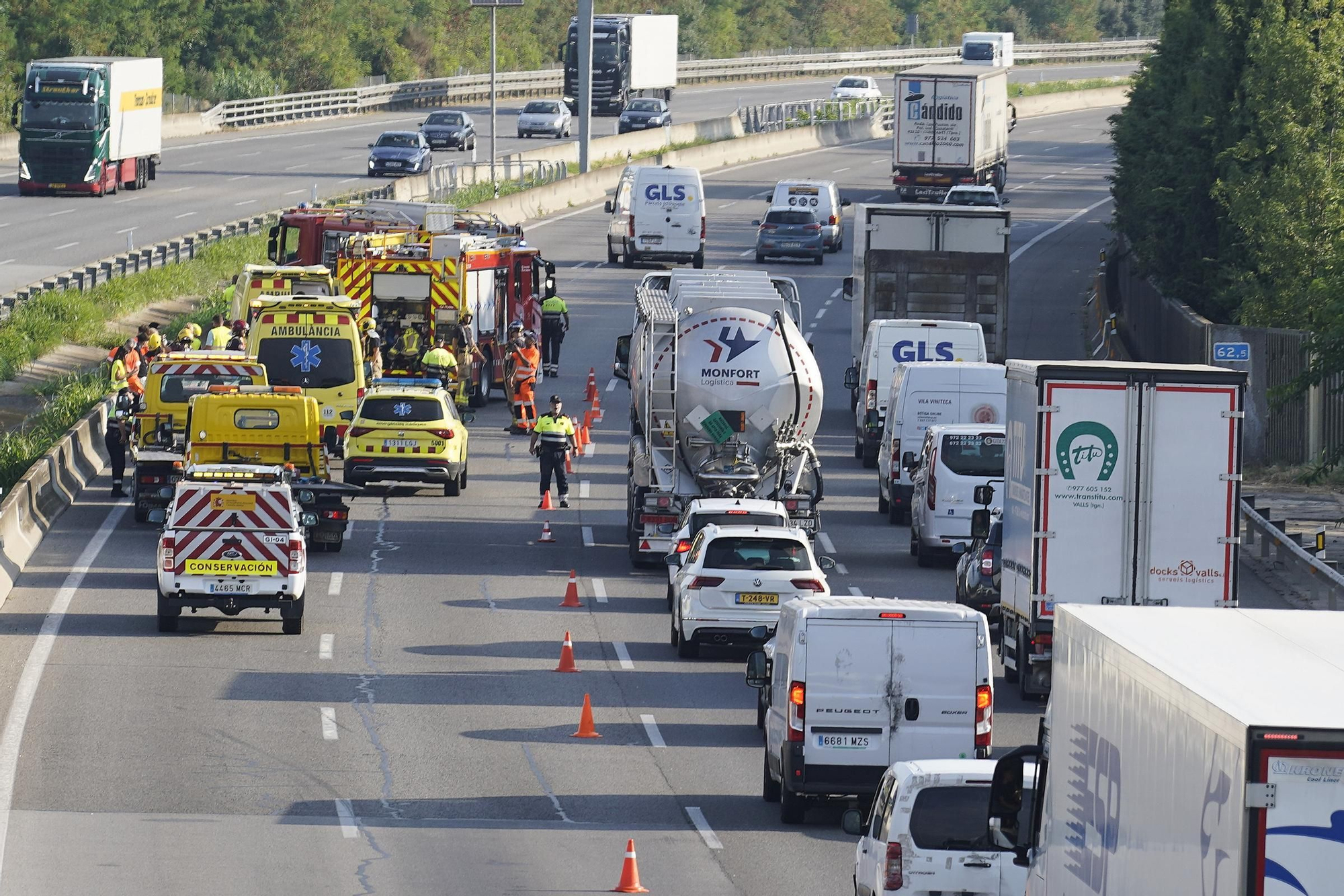 Les imatges de les cues quilomètriques a l’AP-7 per un accident múltiple a Salt