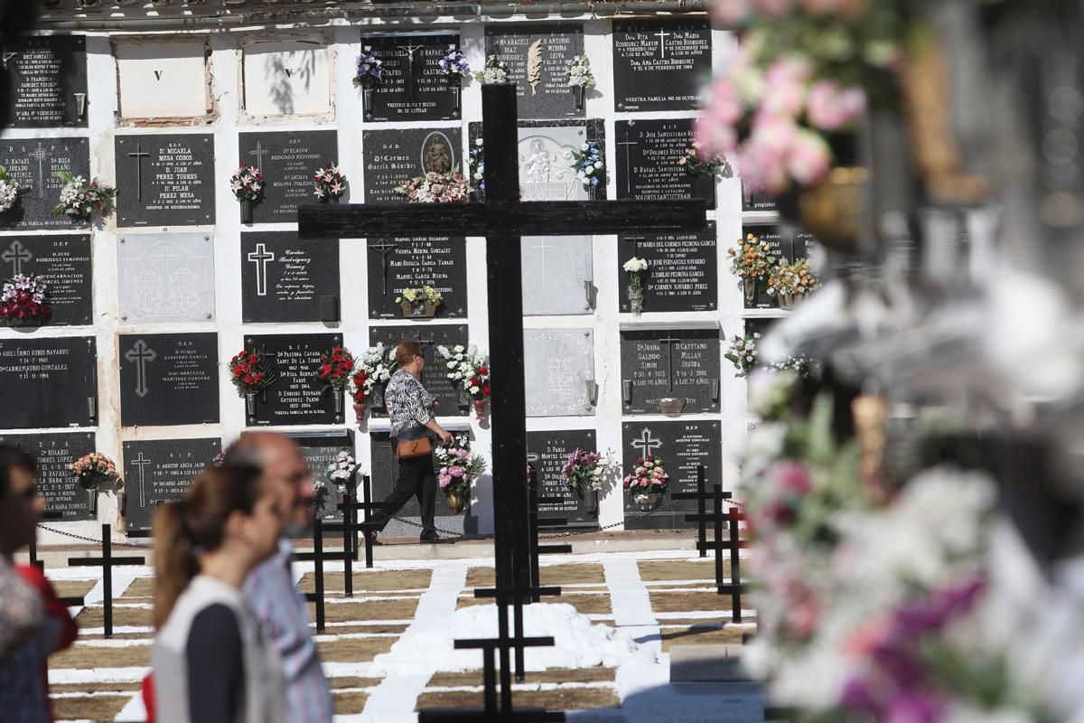Cientos de cordobeses visitan los cementerios