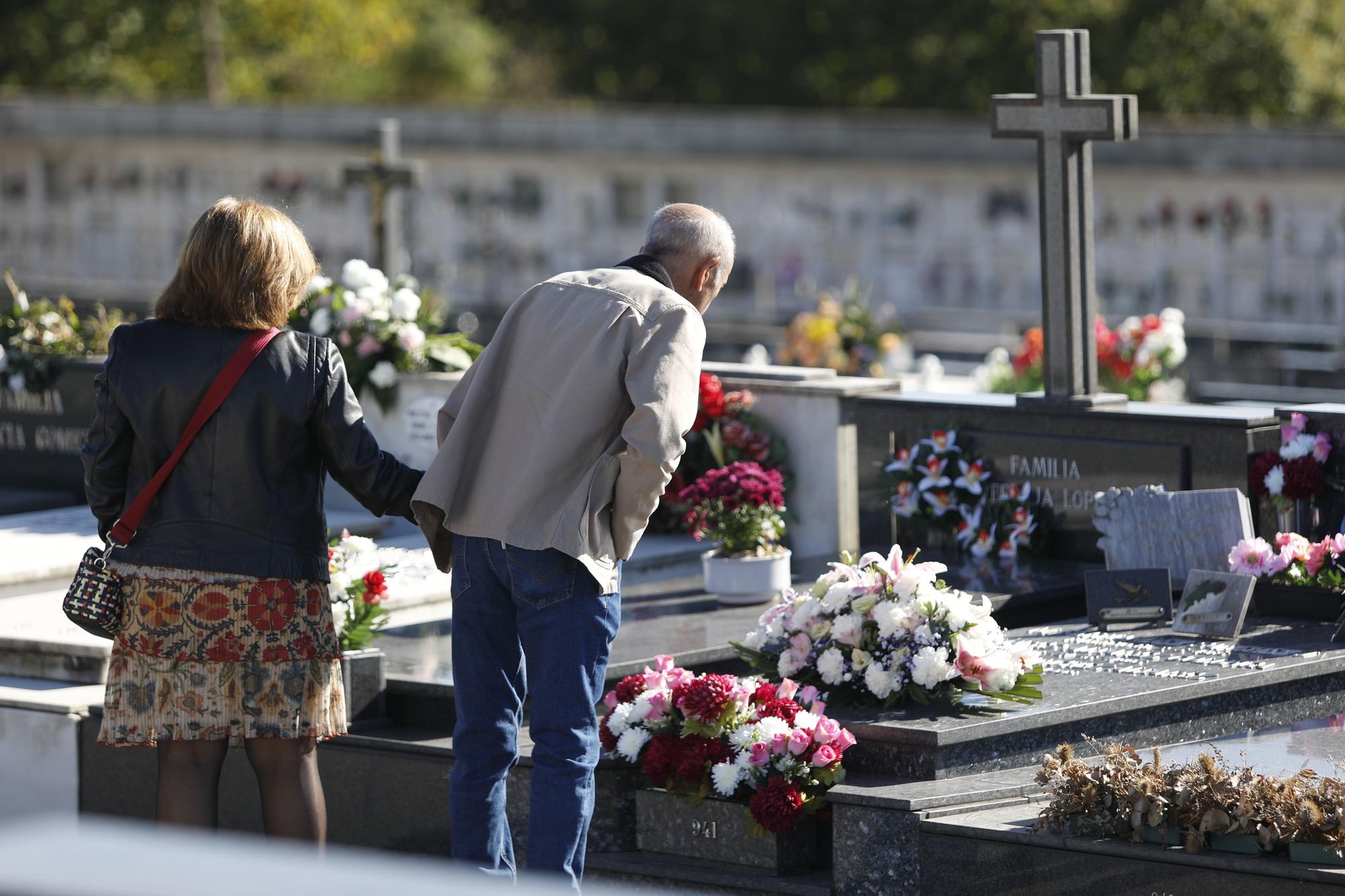 La celebración del día de Todos los Santos en el cementerio El Salvador de Oviedo.