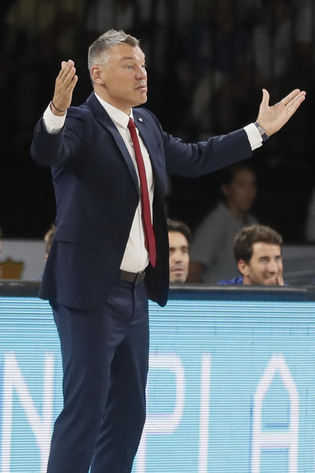 SEVILLA, 25/09/2022.- El entrenador del Barcelona, Sarunas Jasikevicius, reacciona durante la final de la Supercopa ACB entre el Real Madrid y el FC Barcelona, disputada este domingo en el pabellón de San Pablo de Sevilla. EFE/ Jose Manuel Vidal.