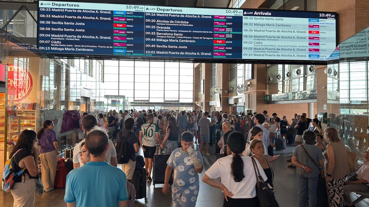 Panel de información de la estación de Córdoba muestra a las 10.49, trenes de las 8.30 horas aún por salir.