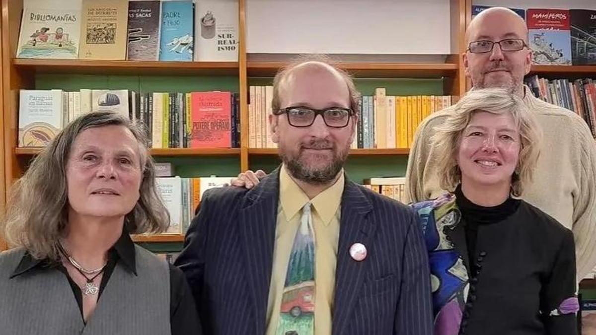 El editor Raúl Herrero, segundo por la izquierda, durante la presentación del libro en Cálamo.