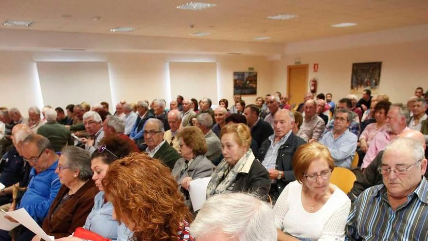 Los vecinos que asistieron a la asamblea sobre el protocolo de patata.